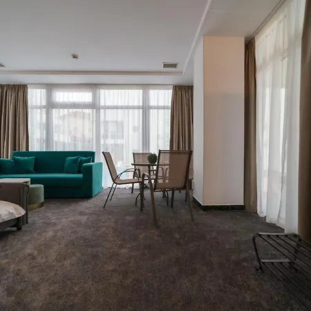 Avenue Palm Aparthotel 4*